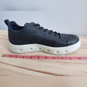 Black ECCO GORE-TEX SURROUND Womem's  sneakers. Size 7-7.5